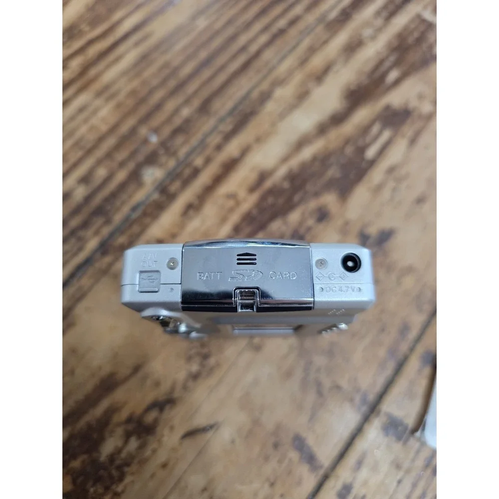 Minolta Konica DiMAGE Xt 3.2MP Digital Camera - Silver